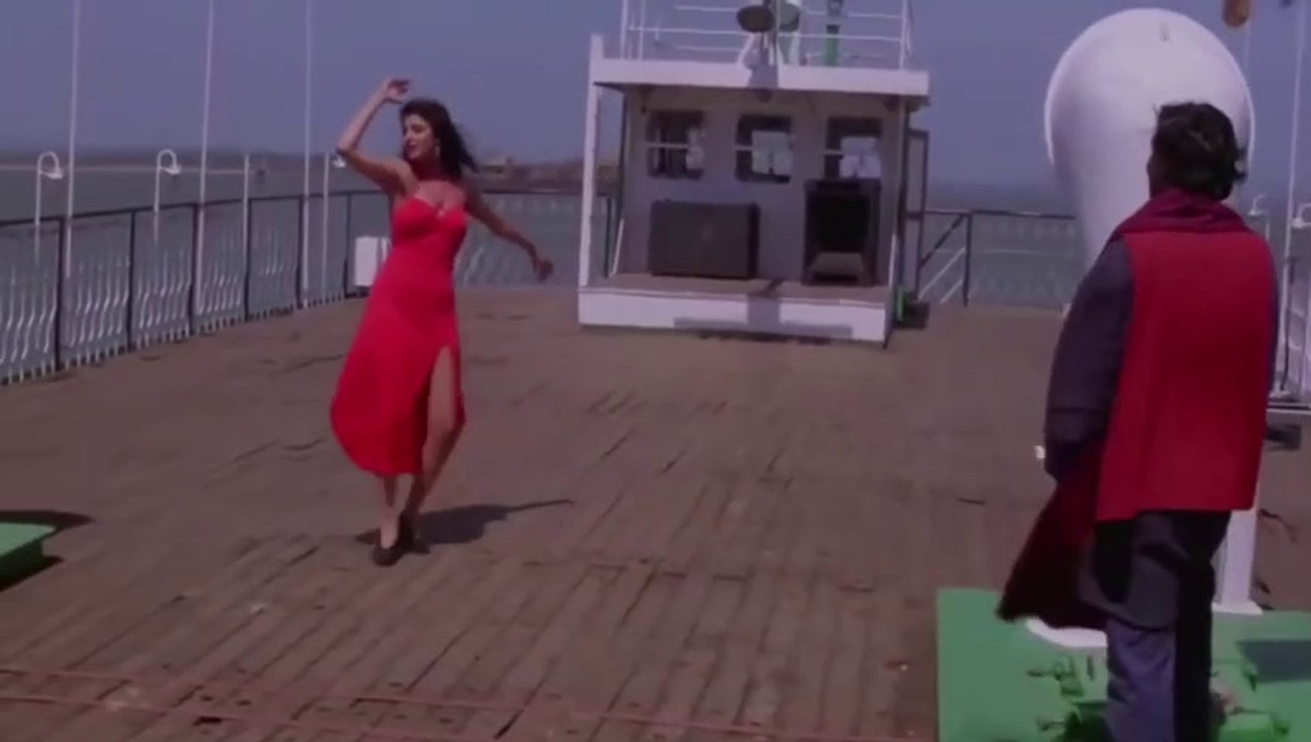 Bir qiz bir yigit bilan dam olmoqda