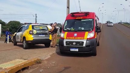 Mulher é socorrida no viaduto da Avenida Piquiri, no Brasmadeira