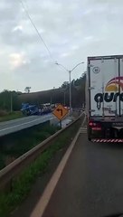 Acidente com caminhão interdita pista da Fernão Dias