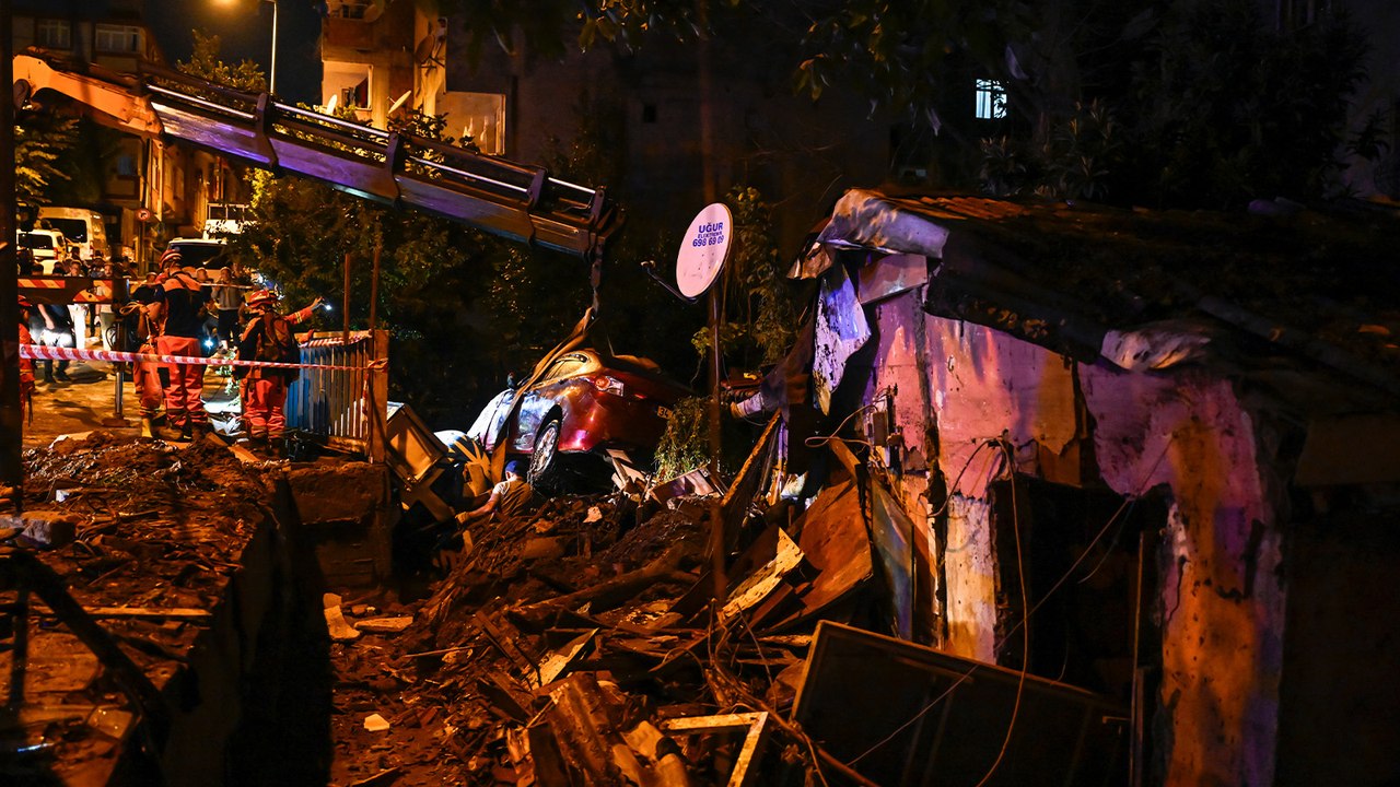 İBB ekipleri; 2 bin 315 personel, bin 167 araç ve iş makinesi ile toplam bin 920 ihbara müdahale etti, mahsur kalan 157 kişi İBB ekipleri tarafından kurtarıldı