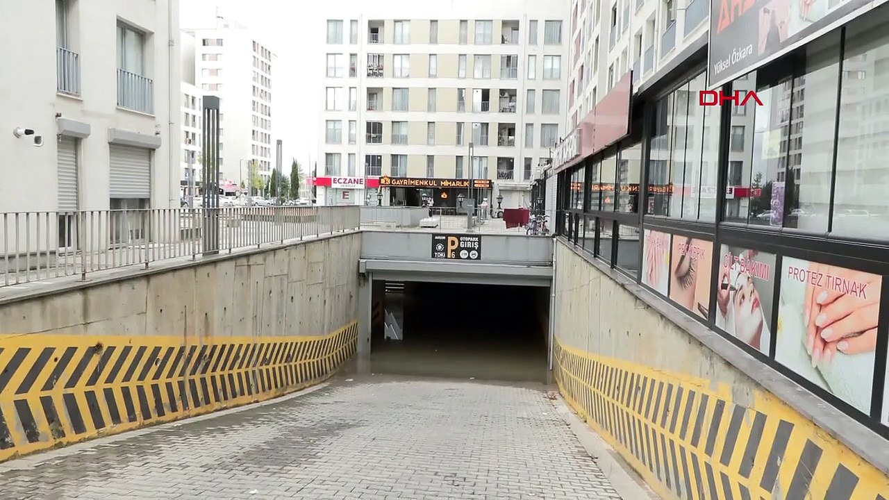 Başakşehir'de Sağanak Yağmur Sonrası Otoparklar Sular Altında Kaldı