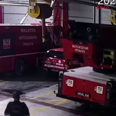 6 Şubat depreminde 16 tonluk itfaiye aracı beşik gibi sallanmış