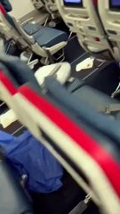 Sale un video del interior del avión donde viajó un pasajero que tenía un cuadro de diarrea.