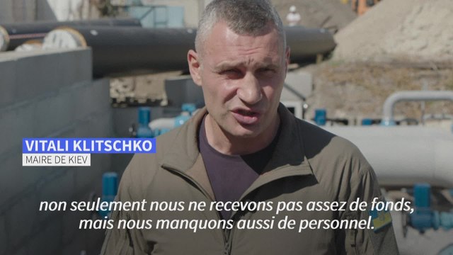 À Kiev, des ouvriers rénovent le système de chauffage pour se préparer à l'hiver