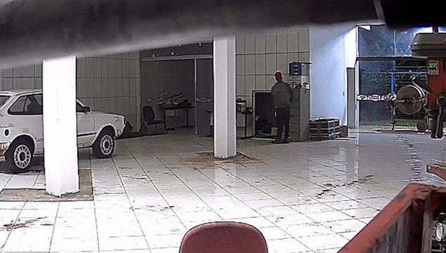 Câmera mostra ladrão furtando facão em empresa no Cataratas