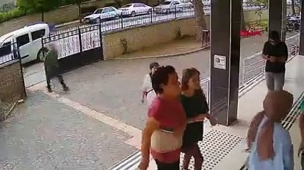 Gazeteciye saldırı kamerada