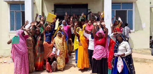 फोन नहीं मिलने से बैचेन लाभार्थी, किया हंगामा