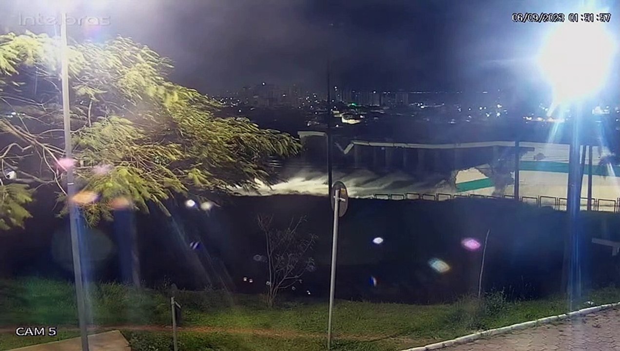 Câmeras flagram momento exato que reservatório da Casan se rompe em Florianópolis
