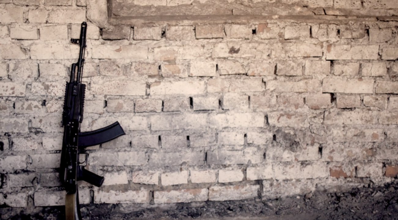 Mann feuert mit Maschinengewehr auf Zeitungsboten