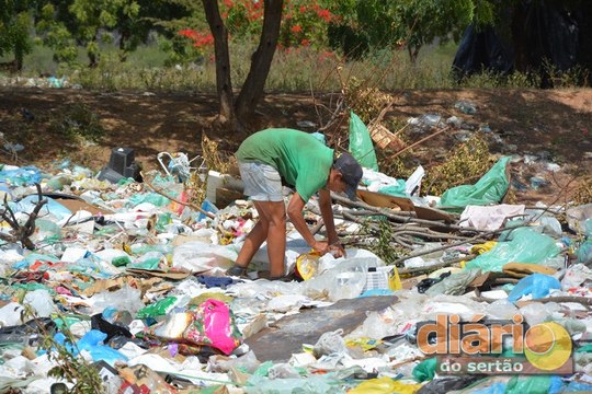 Lixo de Cajazeiras começa a ser enviado para aterro em Sousa, mas ex-secretário discorda da decisão
