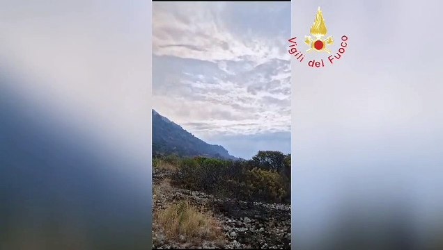 Incendio in un'area del Parco del Pollino, in azione 2 canadair. Le fiamme minacciano le abitazioni