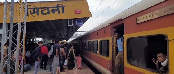 प्रतीक्षालय में नहीं है फर्नीचर, गेट के सामने भर जाता है बारिश का पानी