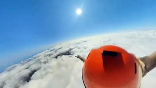 Paraquedista mostra como são as nuvens por dentro