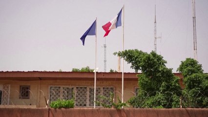 لوموند تكشف وضع مخزون المياه والطعام لدى السفير الفرنسي المحاصر في النيجر