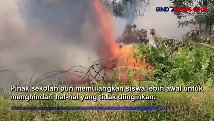 Detik-Detik Api Karhutla Nyaris Bakar Bangunan SMPN 11 Sampit