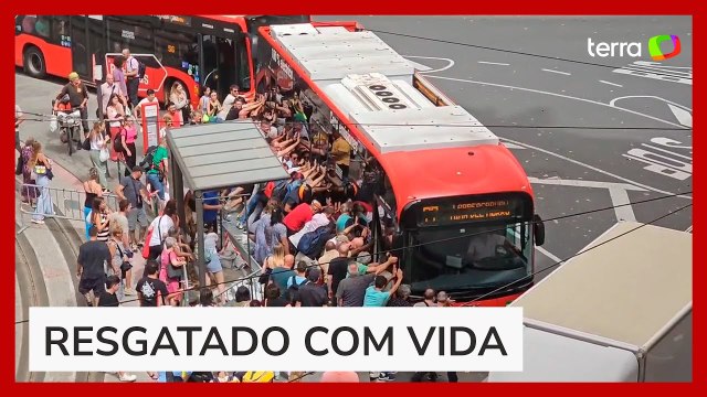 Idoso cai embaixo de ônibus e dezenas de pessoas levantam veículo para resgatá-lo