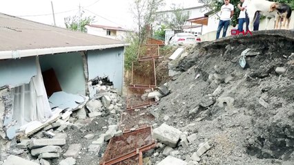 Sultangazi'de Sağanak Yağış Sonrası İstinat Duvarı Ev Üzerine Devrildi