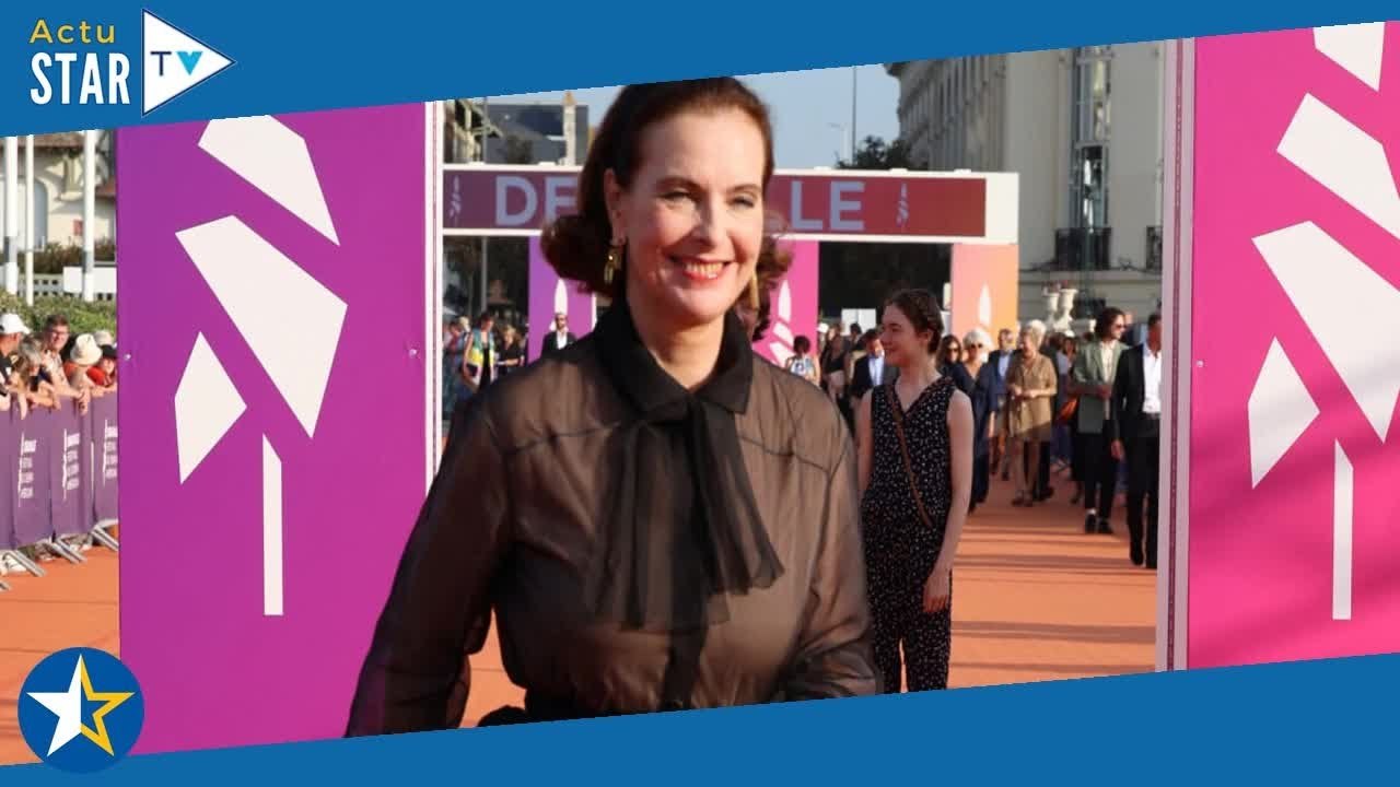 Carole Bouquet ose un look original face à Mélanie Thierry très chic au Festival de Deauville