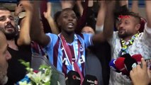 Yeni transfer Nicolas Pepe şehre geldi, Trabzon'da yer yerinden oynadı