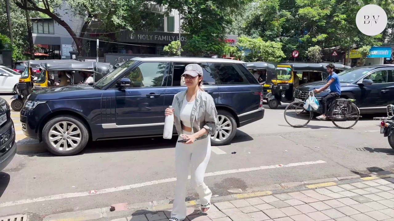 Malaika Arora's Adorable Outing with Her Furry Friend in Bandra 