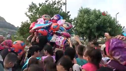 Mahallenin bakkal amcasından okula başlayan çocuklara sürpriz