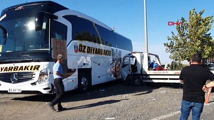 Diyarbakır'da Kamyonun Çarptığı Çekici Yolcu Otobüsüne Çarptı: 6 Yaralı
