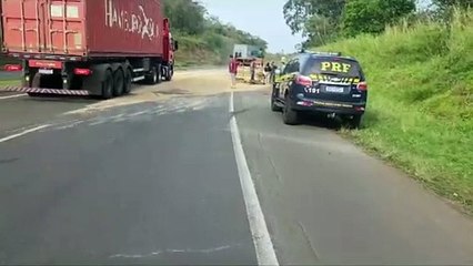 Caminhão capota no Contorno Sul em Apucarana
