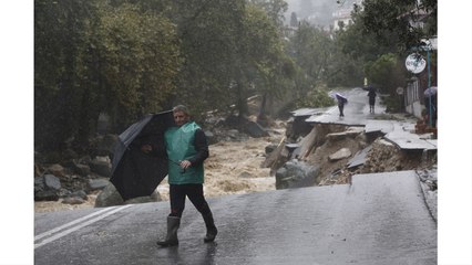 산불 시달리던 그리스 '물폭탄'...하루 800mm 쏟아져 / YTN