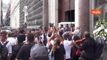 L'uscita del feretro di Giovanbattista Cutolo a Napoli, applauso lunghissimo per salutare il 24enne