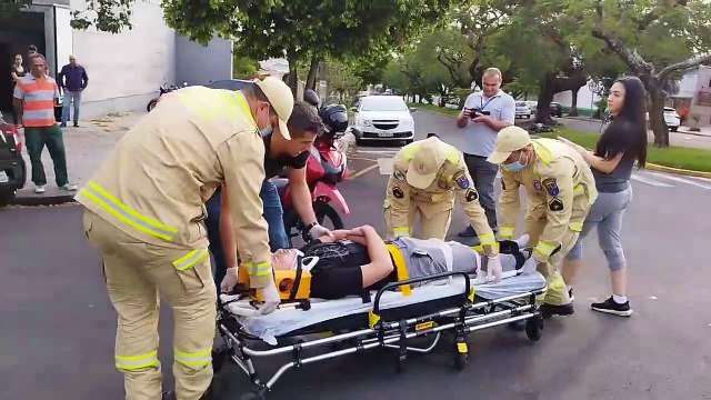 Rapaz é socorrido com fratura na perna após colisão na Zona II de Umuarama