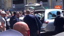 Funerali Giovanbattista Cutolo, l'arrivo del feretro accolto dagli applausi
