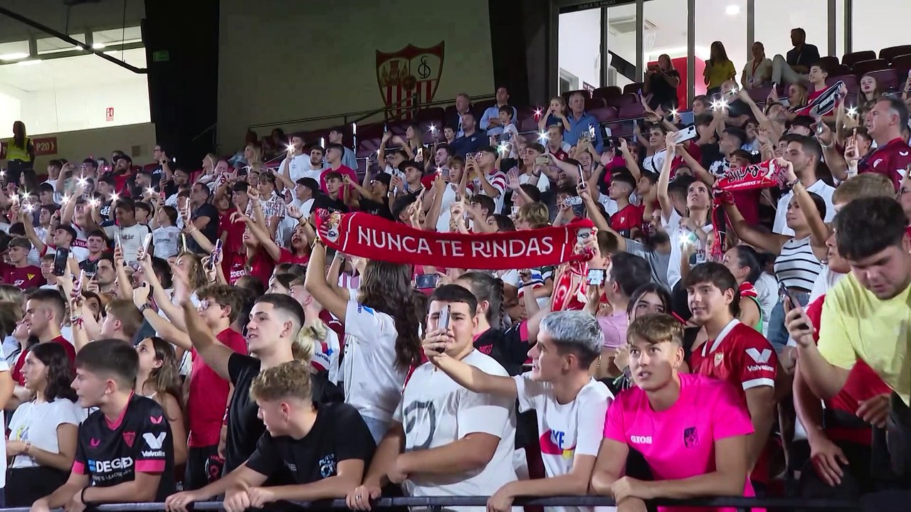 La afición del Sánchez-Pizjuan recibe a un Ramos muy emocionado