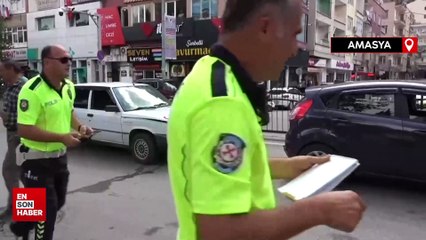 Amasya'da yayaya yol verdi, 3 otomobil birbirine çarptı