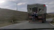 Tosya'da odun yüklü kamyonun arkasına asılan çocuklar ölüm riski yaşadı