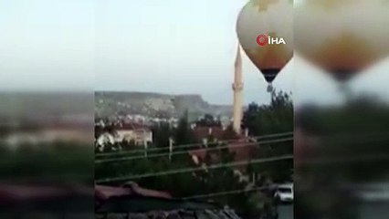 Sıcak hava balonu minarenin alemine çarptı, yürekler ağza geldi