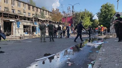 "Gottseidank sind wir noch am Leben": Aufräumarbeiten nach tödlichem Angriff in der Ostukraine