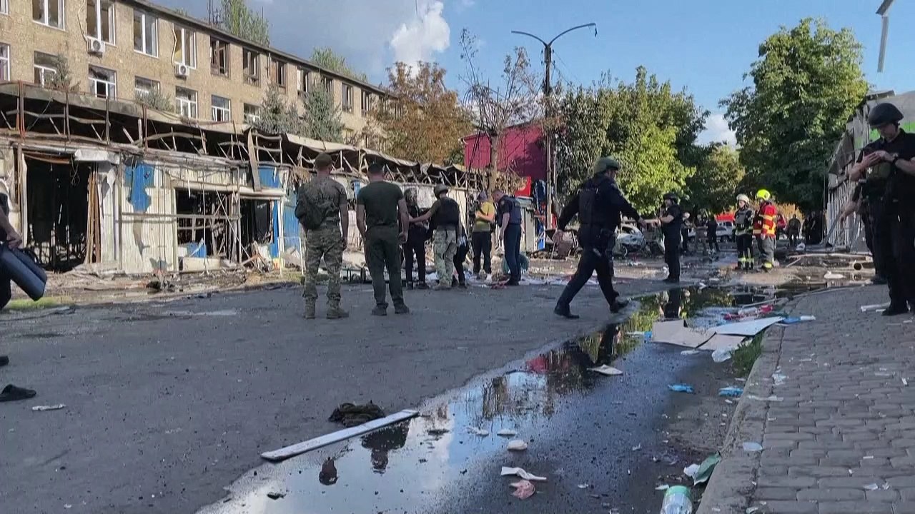 'Gottseidank sind wir noch am Leben': Aufräumarbeiten nach tödlichem Angriff in der Ostukraine