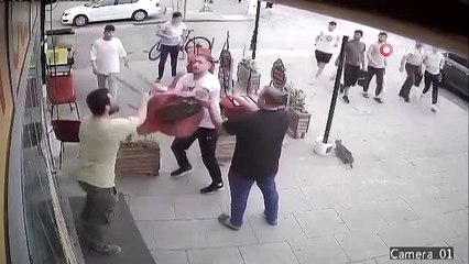 Sultanbeyli'de Cadde Ortasında Kavga Edilen 2 Grup Güvenlik Kamerasına Yansıdı