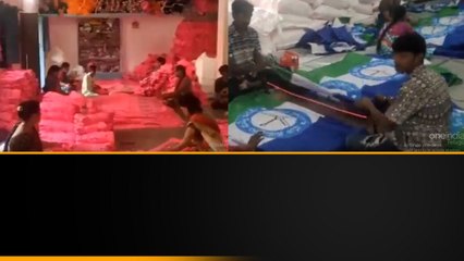 Sirisilla లో తయారవుతున్న BRS, YSRCP, Congress జెండాలు... | Telugu OneIndia