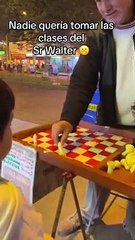 "Empatía y nobleza de corazón": Adulto mayor sorprende al brindar clases de ajedrez al paso