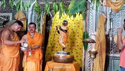 Shri Krishan Janmashtmi 2023: दोपहर में प्रगटे कन्हैया, मंत्रोच्चार के बीच हुआ जन्माभिषेक