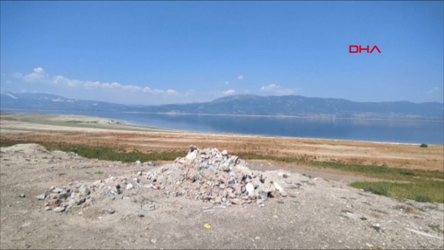 Burdur Gölü kenarına moloz döküldü