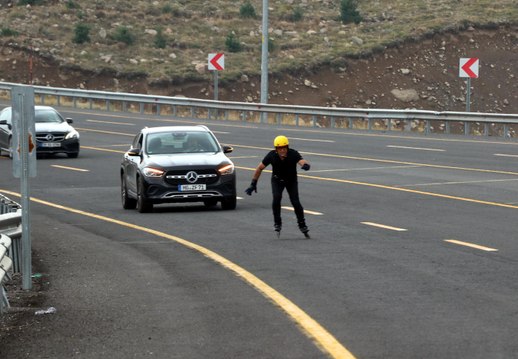 54 yaşındaki gurbetçi, Erciyes'ten şehir merkezine patenle inme hayalini gerçekleştirdi