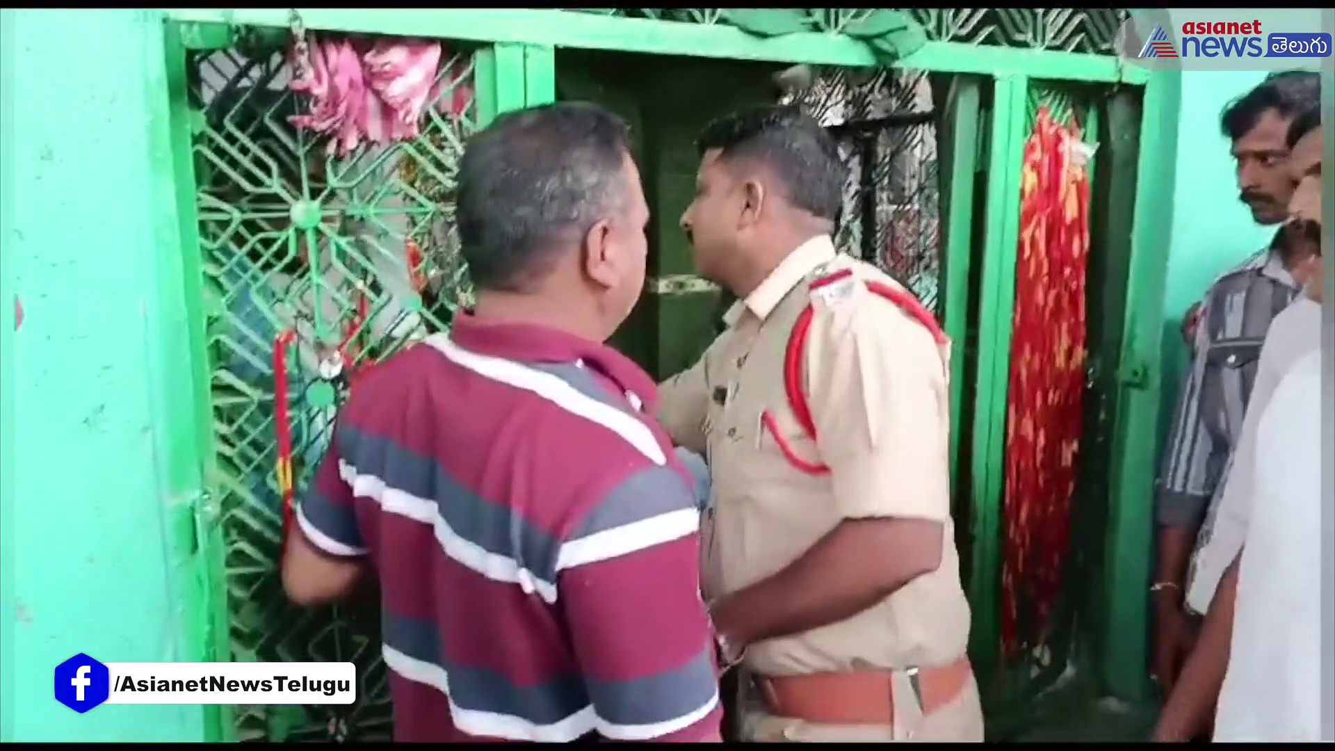 వేములవాడ రాజన్న ఆలయంలో దర్గాపై హక్కుల కోసం ఇరువర్గాల ఘర్షణ (వీడియో)