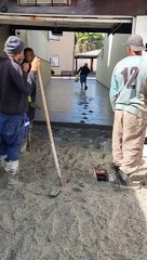 mulher caminha no cimento no brasil