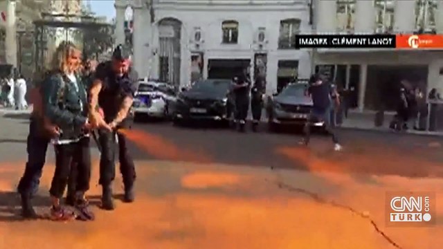 Paris'te iklim aktivistleri, Elysee Sarayı yakınındaki meydanı turuncuya boyadı
