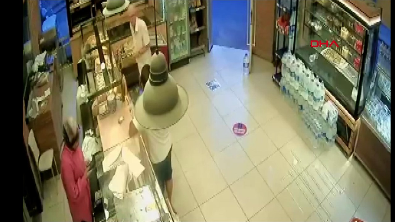 Avcılar'da sahte 100 dolarla alışveriş kamerada