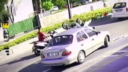 Ani fren yapan motosikletli böyle takla attı