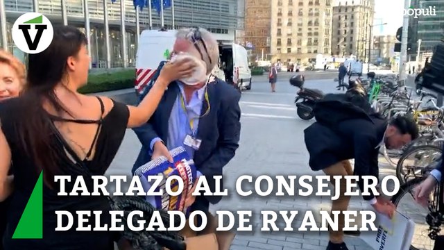 El tartazo de dos mujeres al consejero delegado de Ryanair en Bruselas: Stop contaminación de los aviones