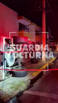 #Preliminar Dos jóvenes terminaron impactados contra la cochera de un complejo habitacional, luego de que a su camioneta se le salió una llanta #GuardiaNocturna